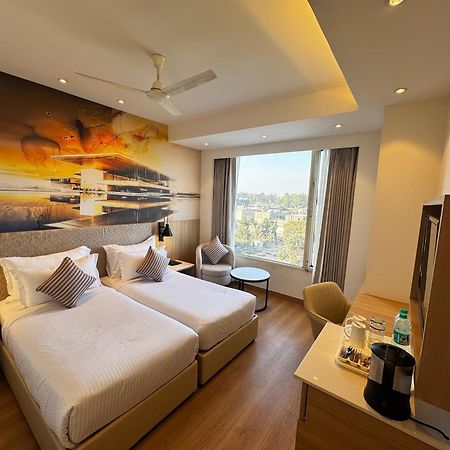 โรงแรม แซ้บไฟร์ Zirakpur ภายนอก รูปภาพ