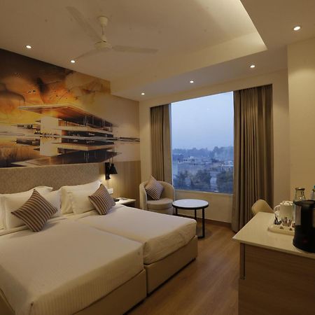 โรงแรม แซ้บไฟร์ Zirakpur ภายนอก รูปภาพ