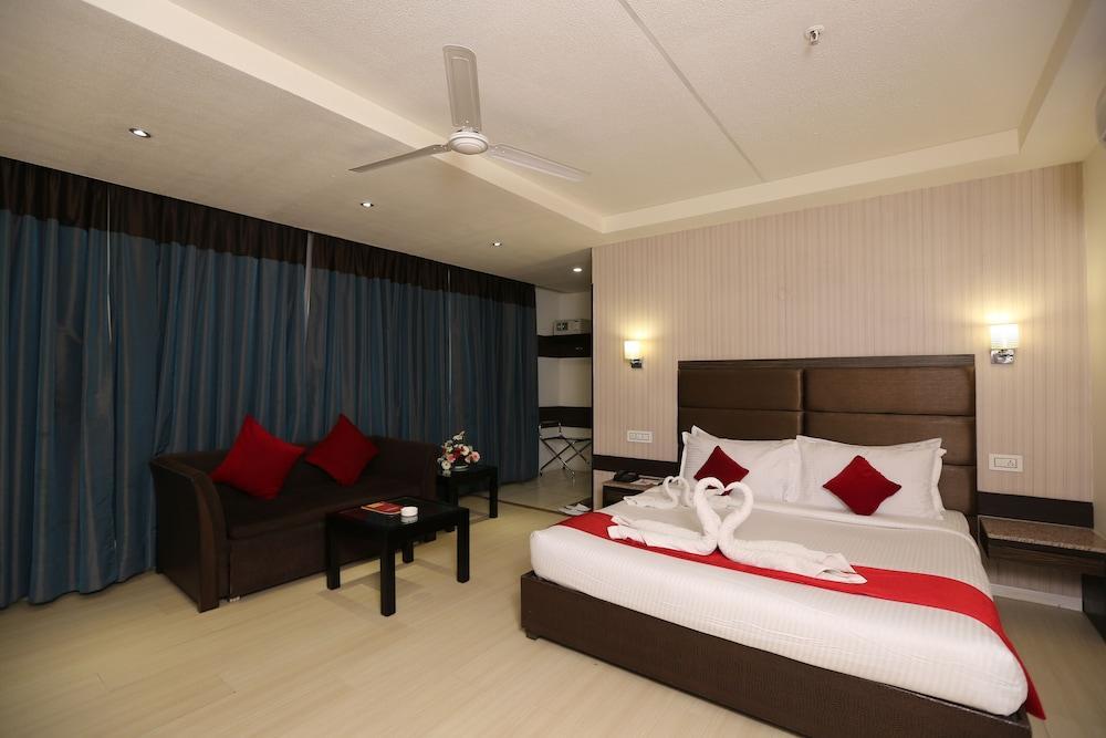 โรงแรม แซ้บไฟร์ Zirakpur ภายนอก รูปภาพ