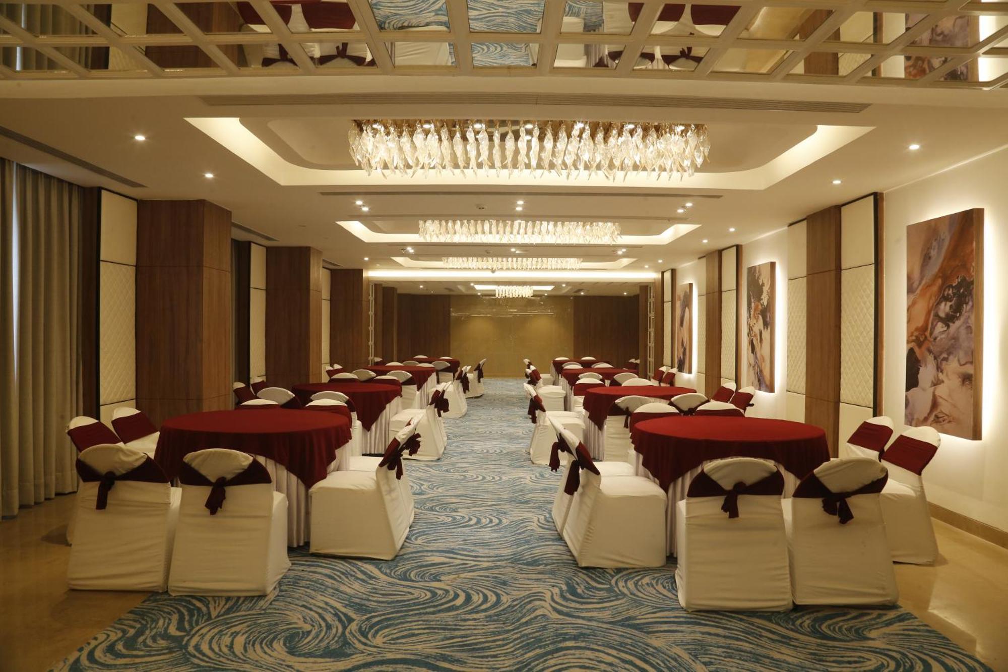 โรงแรม แซ้บไฟร์ Zirakpur ภายนอก รูปภาพ