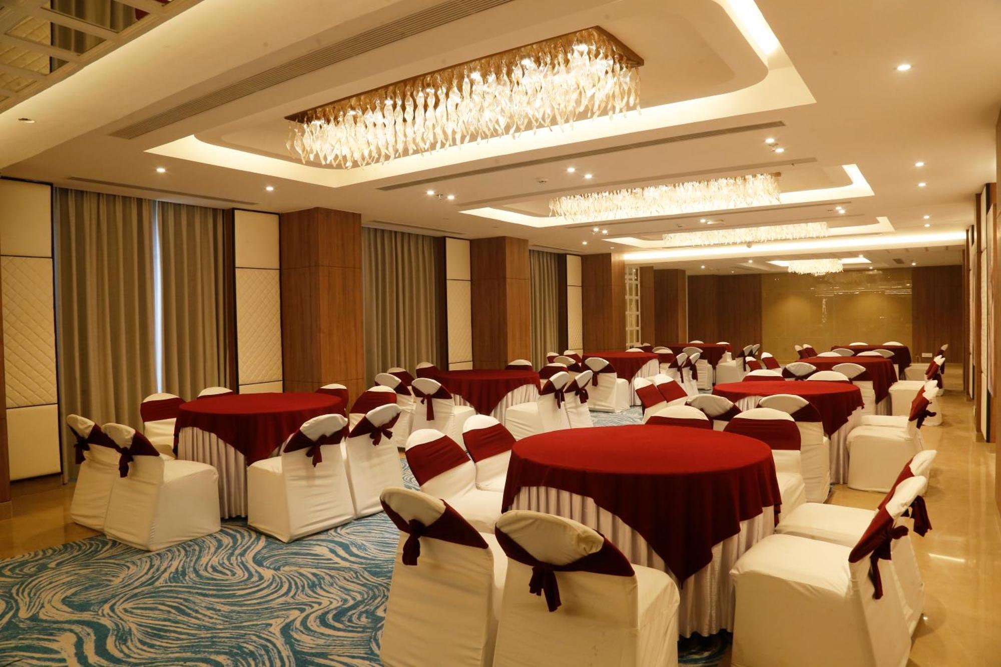 โรงแรม แซ้บไฟร์ Zirakpur ภายนอก รูปภาพ