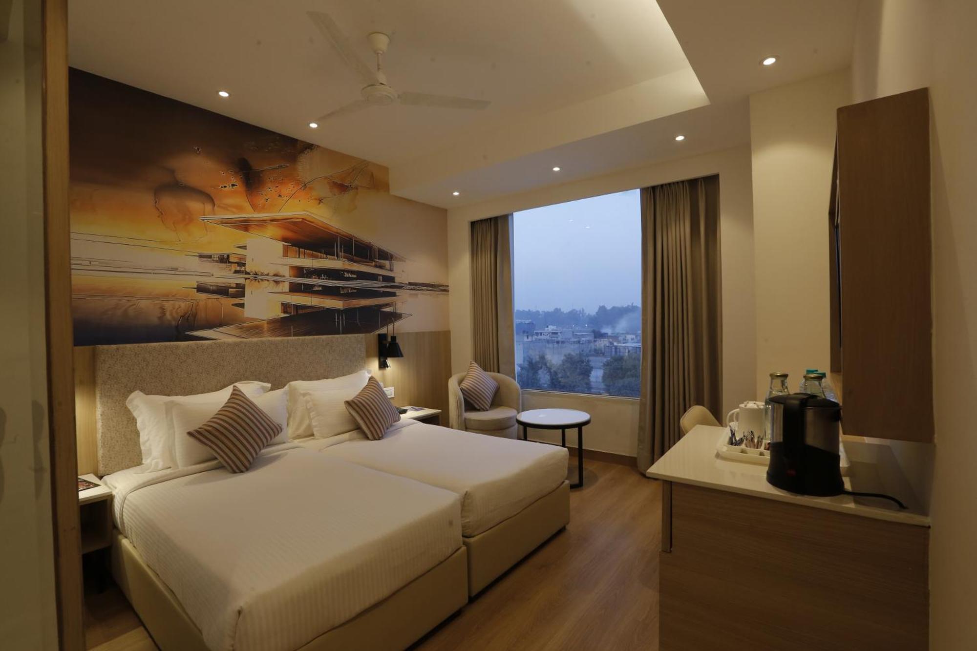 โรงแรม แซ้บไฟร์ Zirakpur ภายนอก รูปภาพ