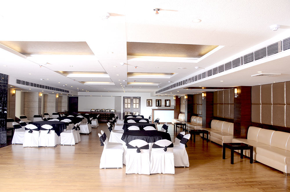 โรงแรม แซ้บไฟร์ Zirakpur ภายนอก รูปภาพ